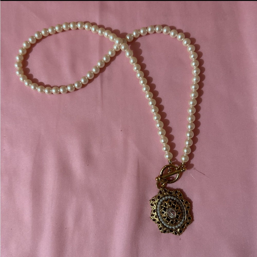 Elegant Pearl and Gold Pendant Necklace